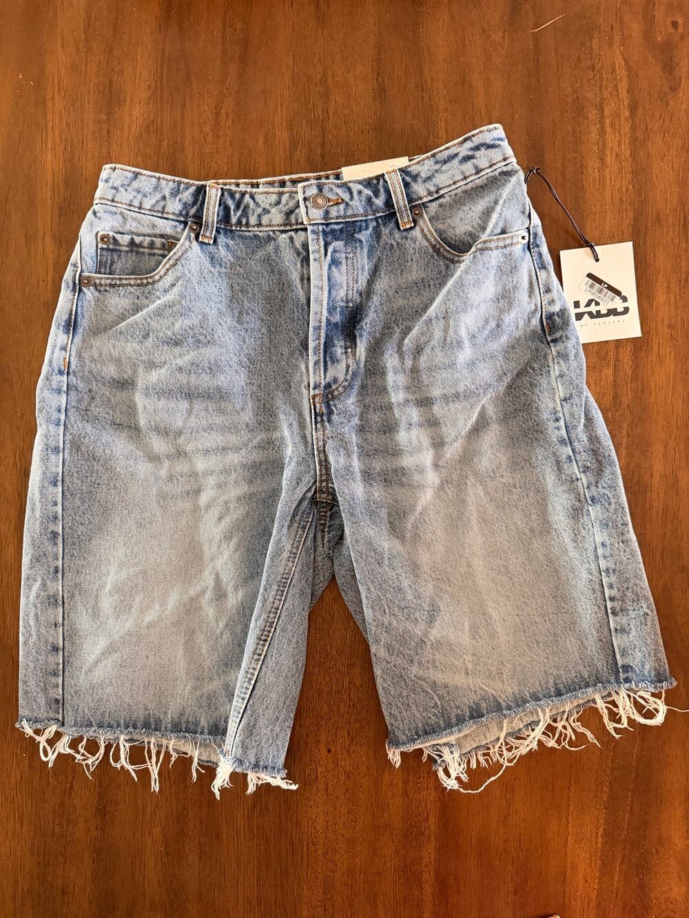KBB by Kahlana Size 6 Light Wash Denim Bermuda Shorts Frayed Hem NWT